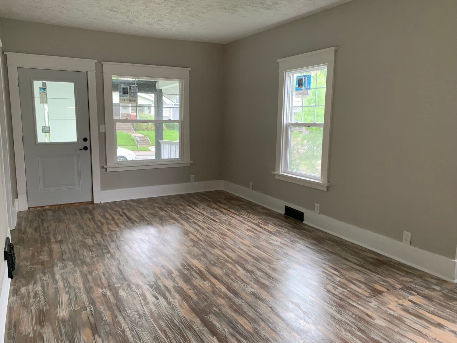 Living Room before staging — Cable Avenue